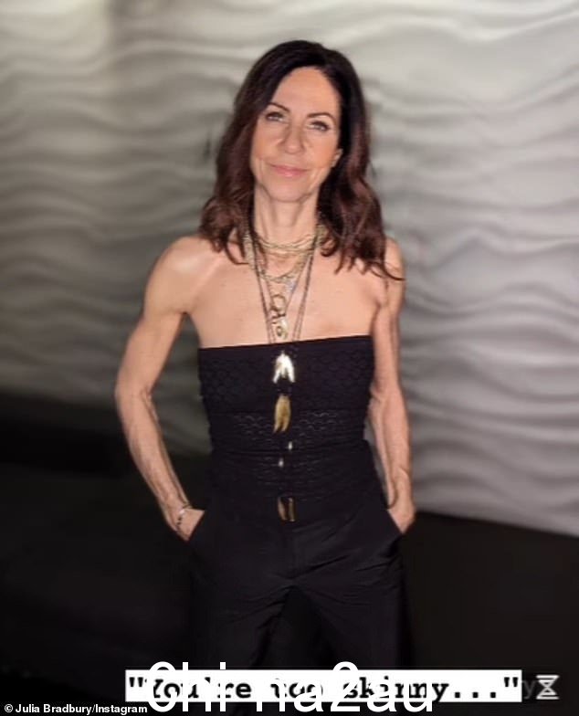 Strong:Julia Bradbury 在手术后 16 个月时勇敢地揭露了她正在“愈合”的乳房切除术疤痕 - 同时详细描述了她瘦骨嶙峋的耻辱折磨
