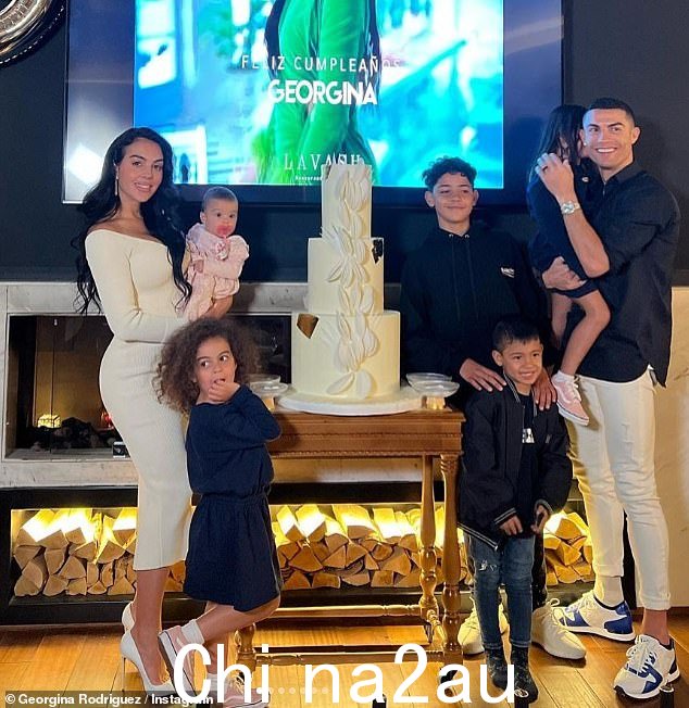 家庭:Cristiano 是 12 岁的儿子 Christiano Jnr 和 5 岁的双胞胎 Eva 和 Mateo 的父亲,而他和 Georgina 也是 4 岁的女儿 Alana Martina 和 11 个月大的 Bella Esmeralda 的父母