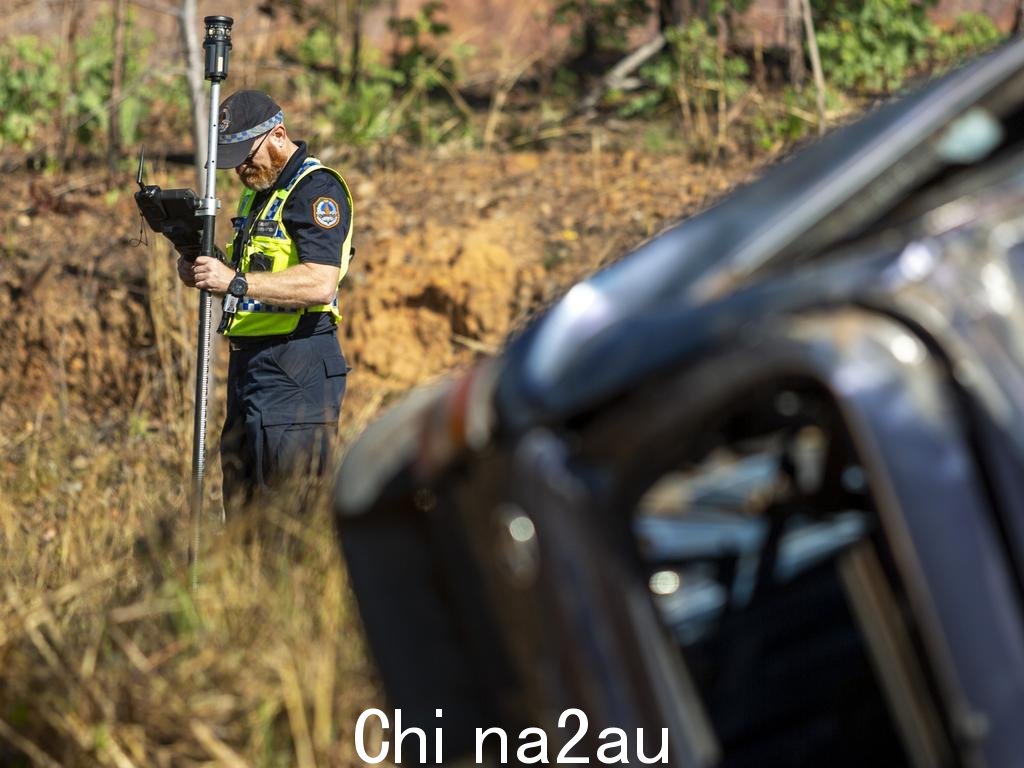 北领地警方在曼顿大坝事故残骸前的斯图尔特高速公路上标出现场。图片:牙线亚当斯。通用 NT 崩溃图像