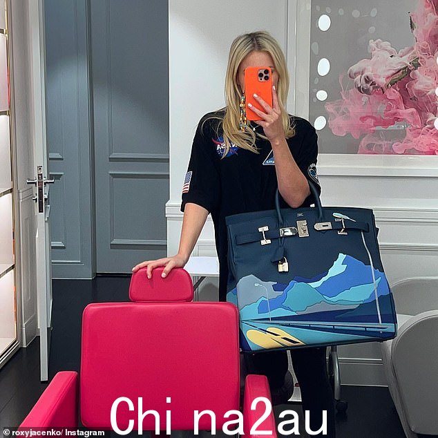 这位公关女王在 8 月兴奋地展示了她价值 52,000 美元的 Hermès HAC Birkin 50 'Endless Road' 限量版手提包