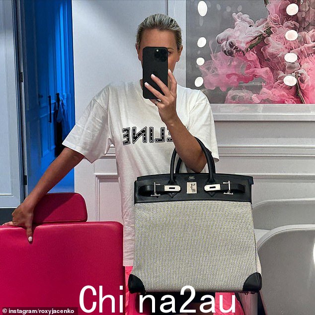 Roxy 展示了一款黑色皮革和帆布手提包。这位真人秀明星在她位于东郊的豪宅中与镜子合影时对此次购买感到满意