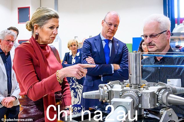 今天,马克西玛在受到年轻人手捧鲜花的欢迎后参观了公司大楼