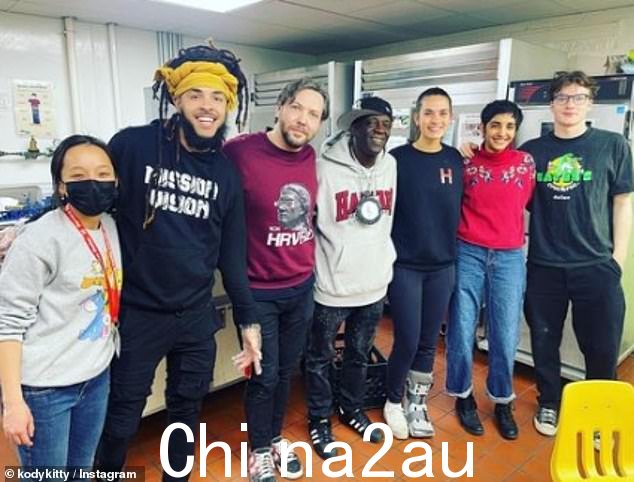 甜蜜的姿态:当他在哈佛广场无家可归者收容所做志愿者时,公敌继续表现出他关怀的一面;看到他与其他志愿者合影