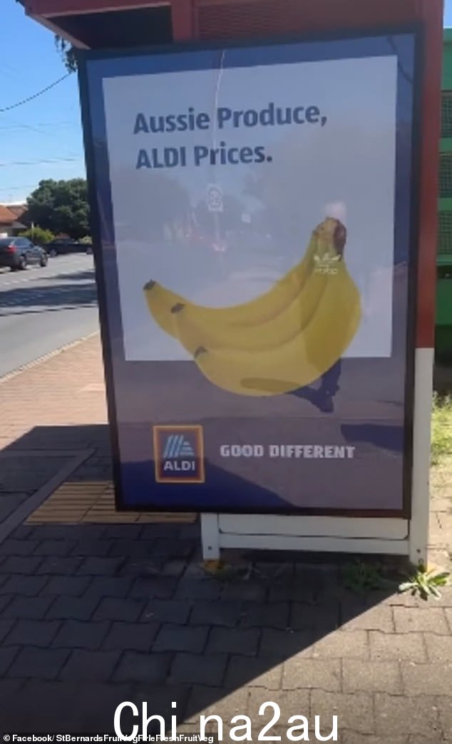 他一直在 Aldi 标志前展示他著名的'脱裤特价'的照片