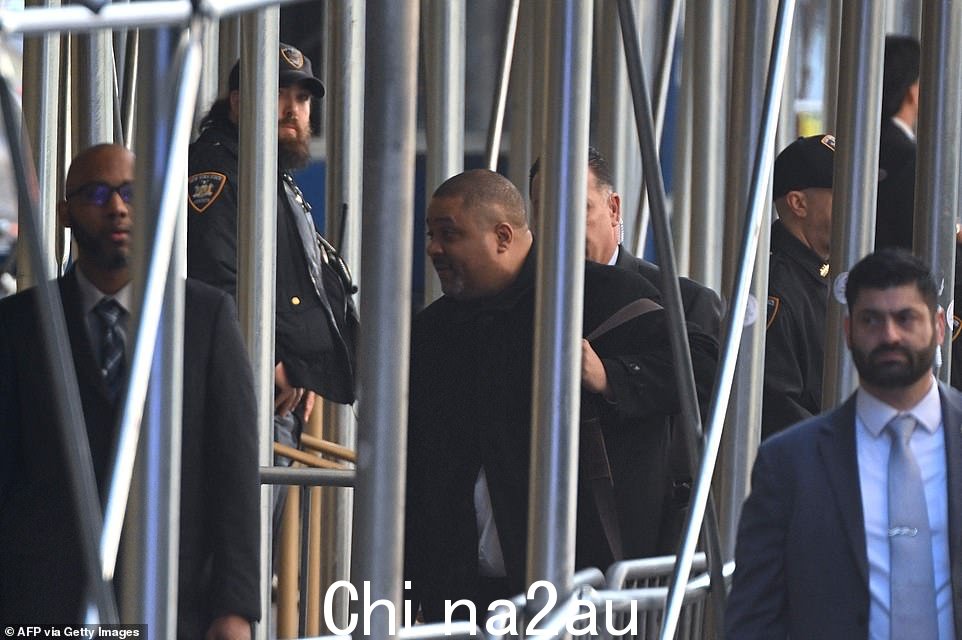 Bragg 在历史性的提审之前于周二早上到达他的办公室,这是他职业生涯定义案件的第一步
