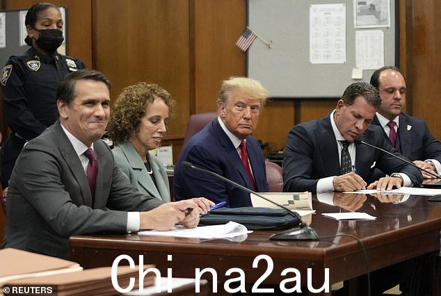 特朗普总统和他的辩护团队在曼哈顿法院:(从左到右)Todd Blanche、Susan Necheles、Joe Tacopina 和 Boris Epshteyn