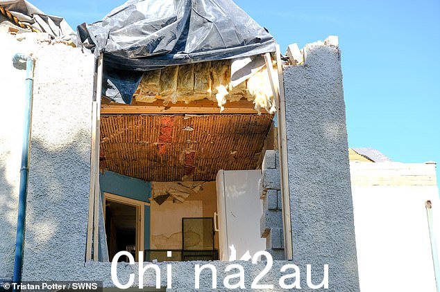 分离出来的房子屋顶不见了,瓦砾散落在周围