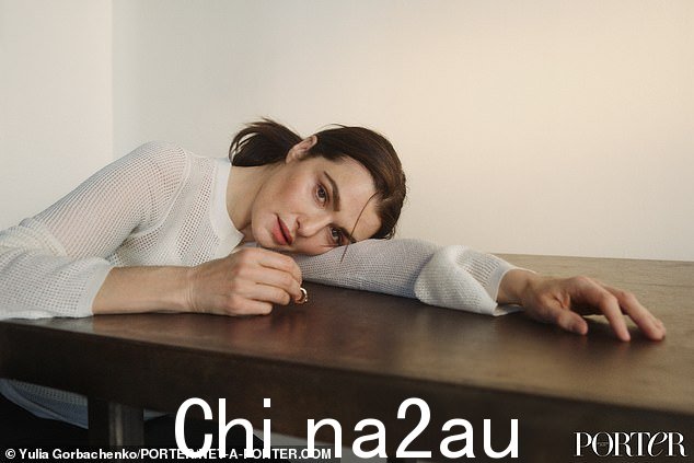 沉思:更多的镜头显示她躺在桌子上,凝视着相机