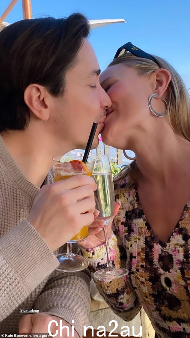 接吻!在可爱的快照中,这对情侣看起来一如既往地相爱