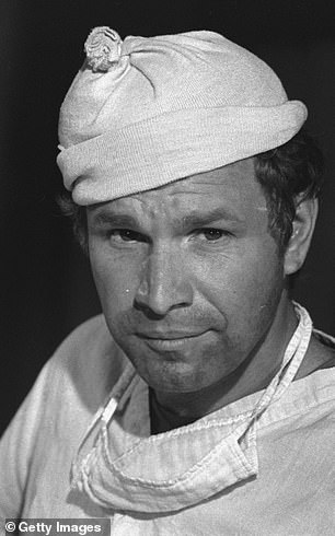 Wayne Rogers 在节目 M*A*S*H 中扮演 Trapper John McIntyre。他出现在 1972 系列中