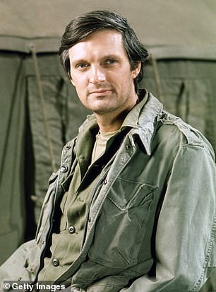 艾伦阿尔达在 M*A*S*H 节目中扮演本杰明富兰克林'鹰眼'皮尔斯。他出现在 1972 系列中
