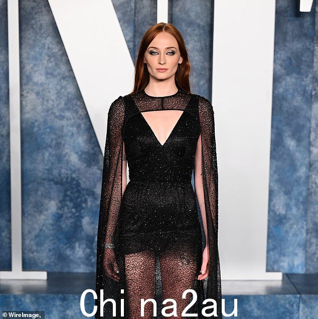 Fury:索菲·特纳 (Sophie Turner) 抨击了纽约市地铁站突然出现的减肥药 Ozempic 广告(如图,2023 年 3 月)