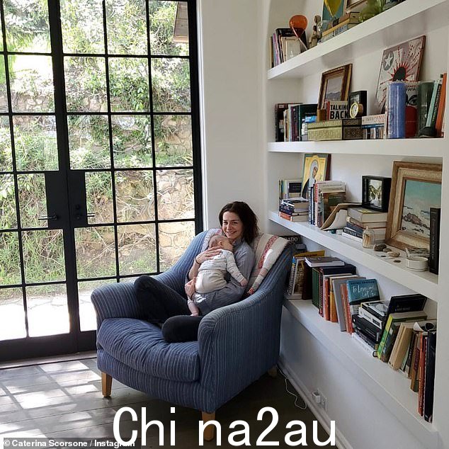家庭:在她的宠物被杀的悲惨事件发生之前,有人看到卡特琳娜在家里抱着她的一个孩子