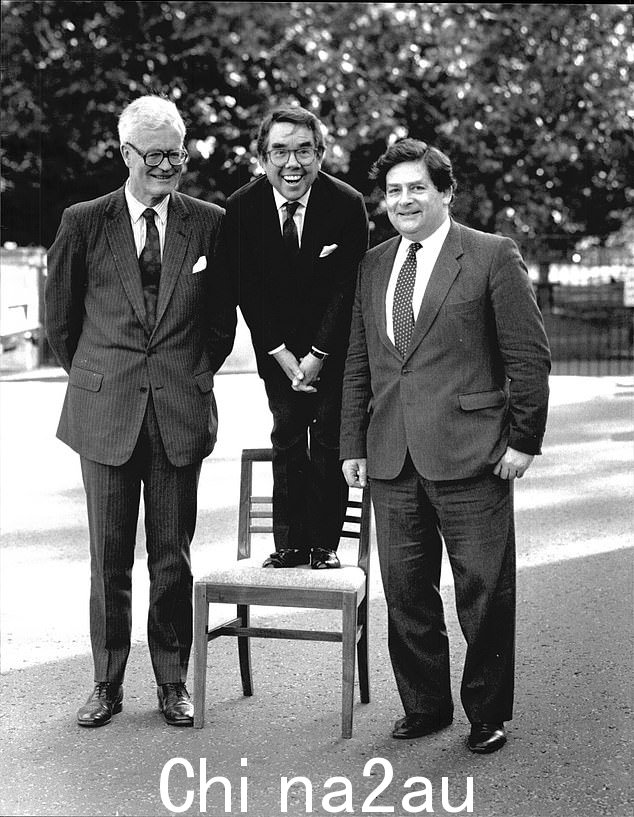 Douglas Hurd, Ronnie Corbett 和 Lawson 勋爵在 Lancaster House 举行的研讨会之前促进向慈善机构支付工资