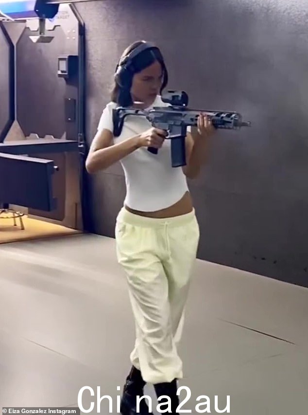 准备好行动:小司机女演员让她深色的黑发随意波浪形地垂下,她藏在一对降噪耳罩后面