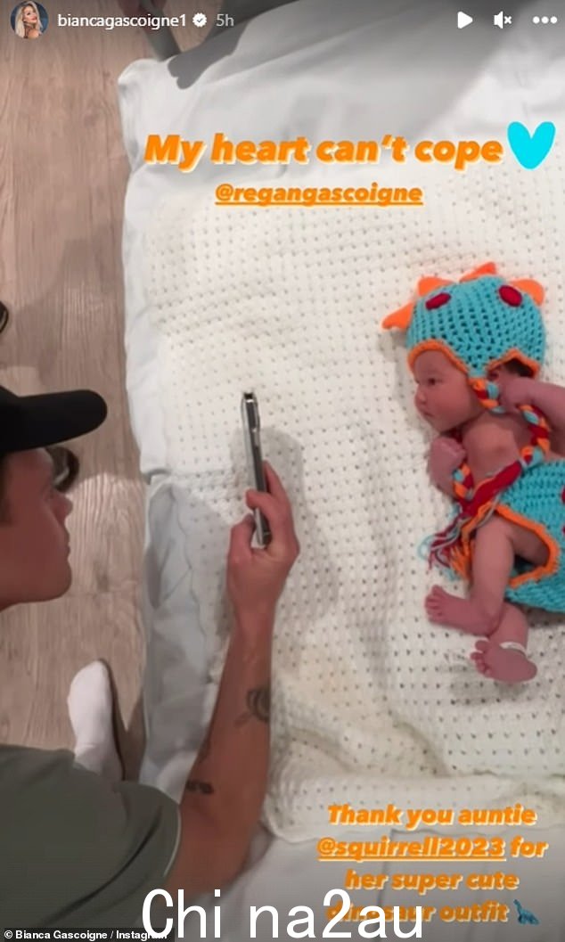 Adorable: 后来,Bianca 发布了一张她 Baby 的叔叔 Regan 穿着可爱的恐龙服装给她拍照的照片