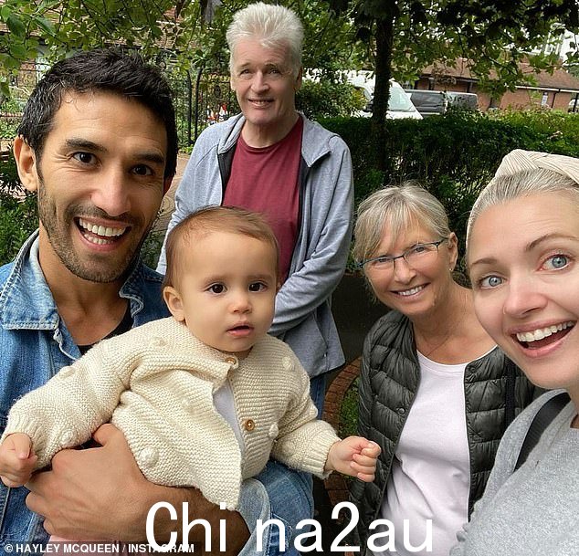 Hayley 说她父亲尽管患有痴呆症,但仍然能认出他的家人
