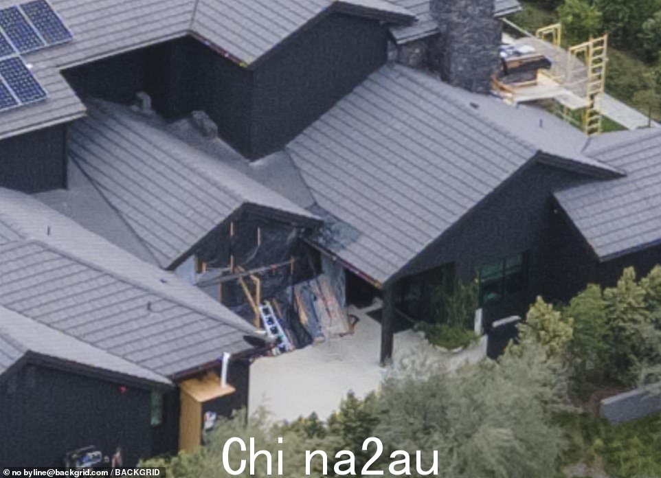 还有更多的黑色窗户、临时木板、折叠的梯子和其他建筑设备闲置在房子的最左侧之外