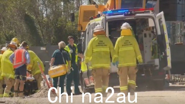 紧急服务人员赶往布里斯班一处建筑工地的脚手架倒塌现场周四西南。图片:已提供