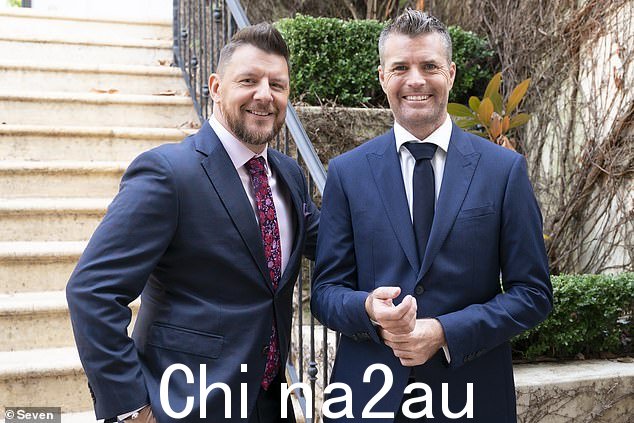 2020 年 5 月,埃文斯宣布与 Channel S 分道扬镳即使在与 Manu Feildel(左)一起担任 My Kitchen Rules 评委十年后