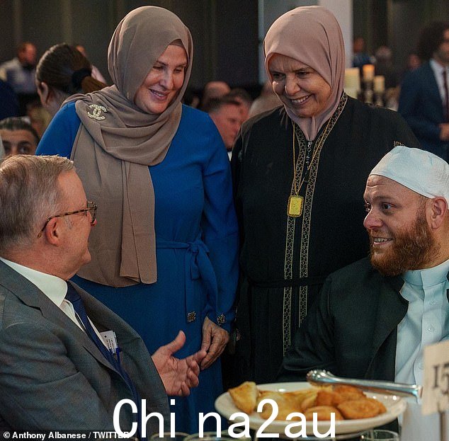 总理安东尼·艾博年(左图)发表一张他与直言不讳的伊斯兰神职人员 Sheikh Shady Alsuleiman 共进晚餐的照片(右图)