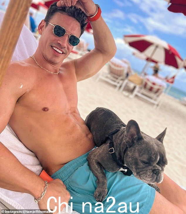 Thomas 在他的 Instagram 上发布了一张他和他心爱的 Frenchie Birkin 的合影