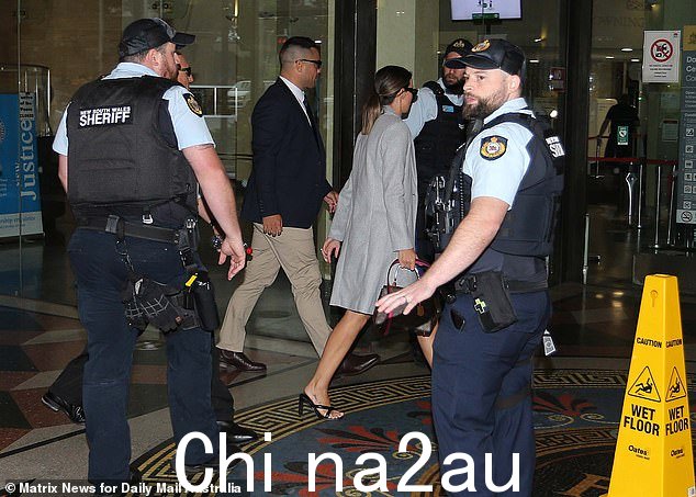 Ms Bonnici 和 Hayne esc由几名新南威尔士州警察进入唐宁中心法院大楼