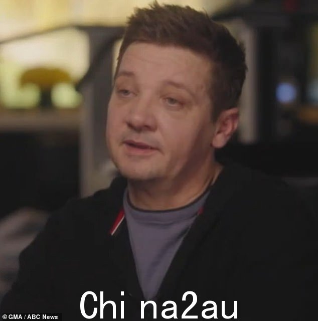 杰瑞米·雷纳 (Jeremy Renner) 思考着他的存在,想知道他是否会‘只是一根脊椎和一个大脑’,因为可怕的事件发生几个月后,他被一台 7 吨的扫雪机压碎的令人震惊的画面曝光了” class =