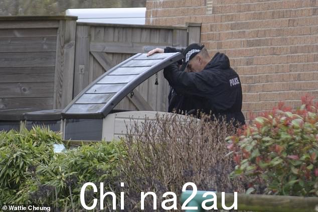 后花园是大部分警察活动的焦点,有人看到警察带走了证据袋。图为:周三警察在 Peter Murrell 的房子里搜查
