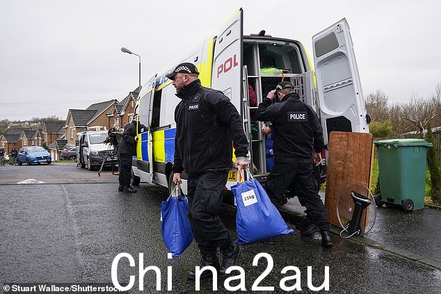 昨天,警察拿着袋子准备搜查前首席部长 Nicola Sturgeon 和她丈夫 Peter Murrell 的家