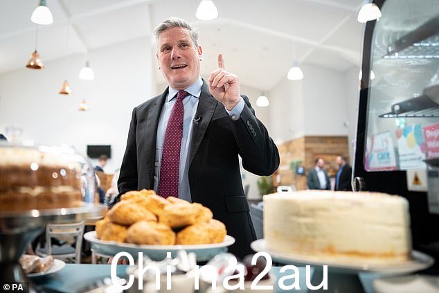 政府计划使用驳船和废弃的军事基地来安置寻求庇护者,这“绝对是失败的证据”,凯尔·斯塔默爵士说。 class=