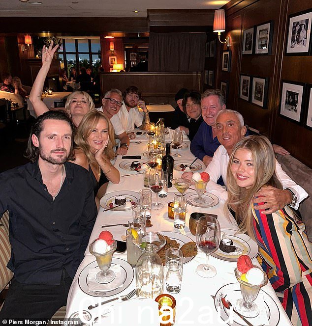 'My kinda dinner party':这是在 Ashley 于周二晚上与 Heart FM 联合主演朋友 Amanda Holden、《舞动奇迹》评委 Bruno Tonioli、Match Of The Day 评论员一起参加之后举行的Gary Lineker、播音员 Piers Morgan 和 X Factor 明星 James Arthur