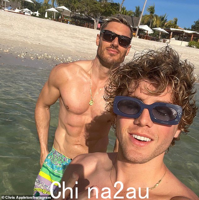 Officially official: Lukas 和 Chris 在他们的个人 Instagram 帐户上发布了大量照片后似乎证实了他们的关系