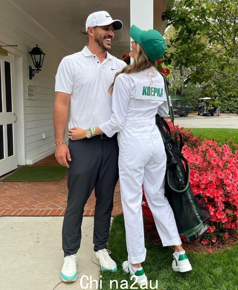 Koepka 与妻子 Jena 在大师赛三杆洞比赛中的合影——在一起五年后,这对夫妇于 2021 年 4 月订婚
