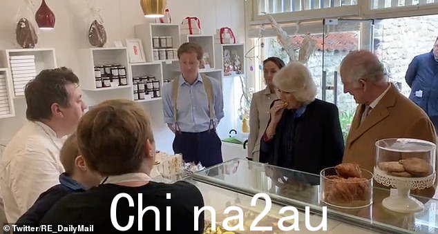 国王和王后还参观了美食广场的一家糕点店,在那里他们尝试了一些甜点和羊角面包