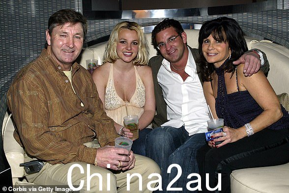 布兰妮与她的父亲、兄弟和母亲在 2006 年。她的父母分居