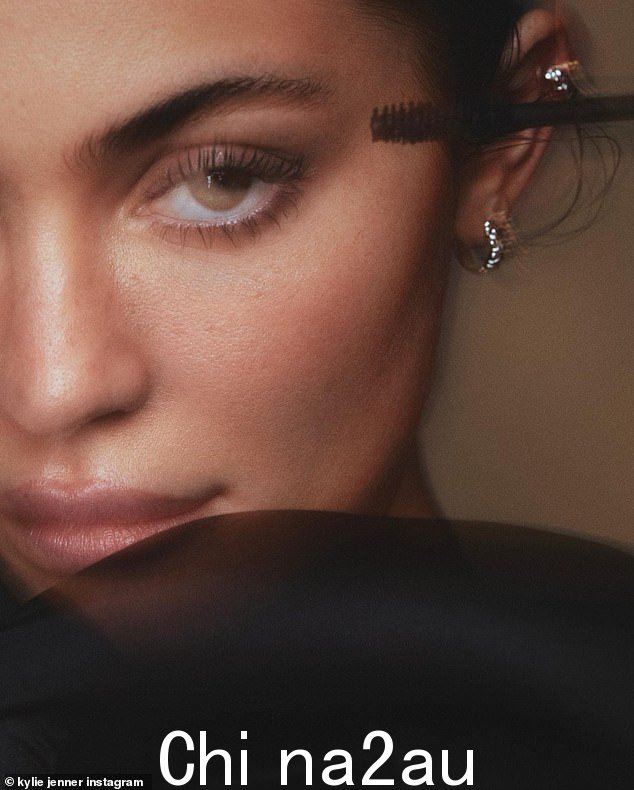 发光:25 岁的 Kylie Jenner 一直在为她的 Kylash 新睫毛膏系列倒计时,并在周三分享的新 Instagram 照片中容光焕发,以宣传发布