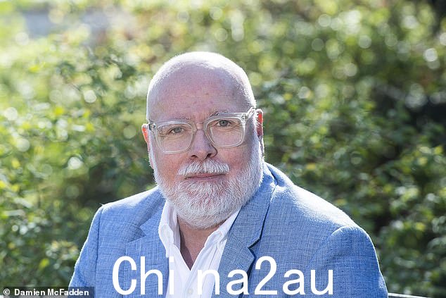移植前的照片,效果一目了然。Gary 是一家招聘公司的顾问,他从几乎完全秃顶变成了一条可见的新发际线