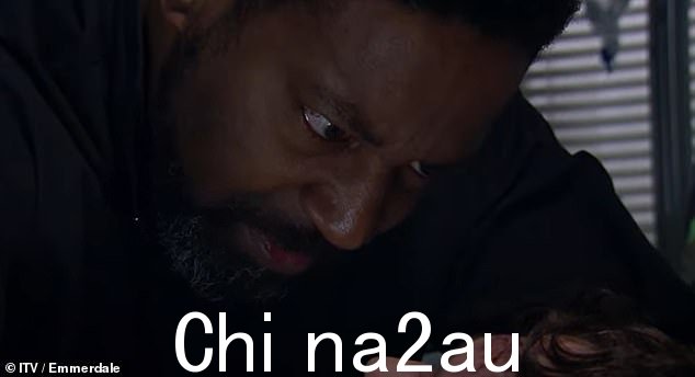 紧张!Emmerdale 的粉丝们在周三的剧集中发现了一个巨大的错误,在它结束时愤怒的牧师查尔斯安德森向亚历克斯摩尔发出了黑暗威胁