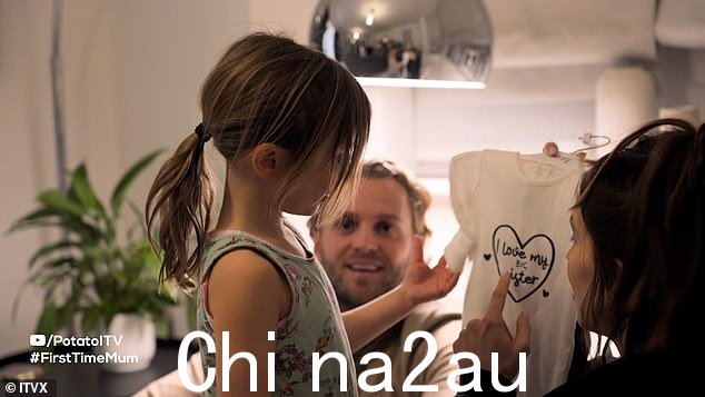 惊喜!在争论何时告诉星期天,五号,关于她怀孕的消息后,Ferne 和她的未婚夫 Lorri Haines 通过购买带有“我爱我的大姐姐”字样的 babygrow 来分享这个消息” class=