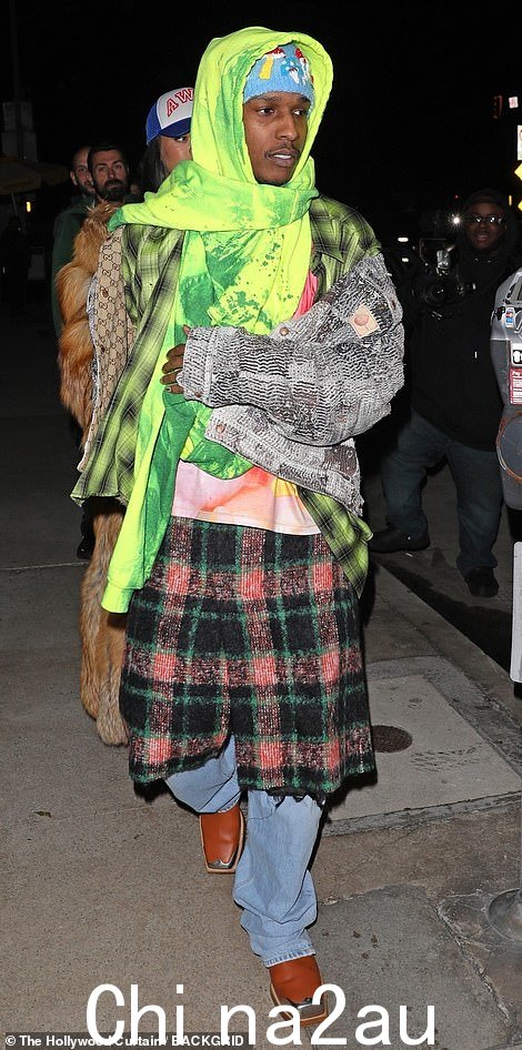 走强:上个月,一位消息人士告诉 ET,'Rihanna 和 A$AP 非常相爱,在一起度过了最美好的时光'