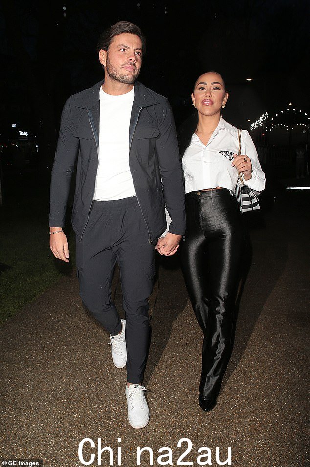 大爱:25 岁的 TOWIE 明星在他们手拉手到达活动现场时亲吻了 Sophie 的脸颊