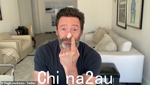 鼻子上缠着绷带,休在社交媒体上通过视频分享了这一消息,并敦促他的粉丝们把防晒放在首位