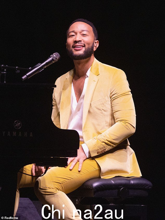 Suave:John Legend 周三晚上在伦敦著名的皇家阿尔伯特音乐厅上演了一场精彩的演出,妻子 Chrissy Teigen 自豪地在一旁观看