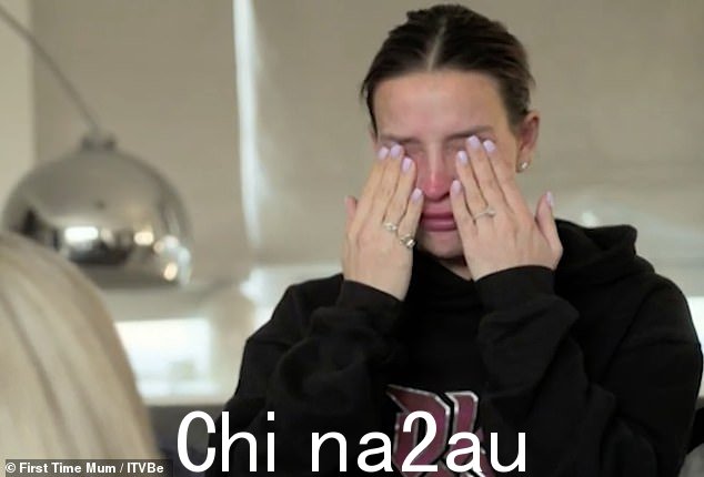 强硬:她向生活教练抽泣,谈到她最近的语音留言丑闻时说自己感到“愚蠢”——看到一系列音频信息在网上泄露