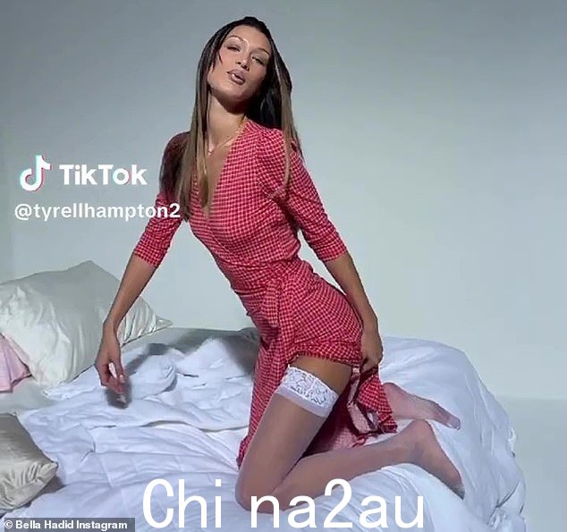 如此暗示:有人看到她也穿着大腿在凌乱的床上穿着红色连衣裙的高筒袜