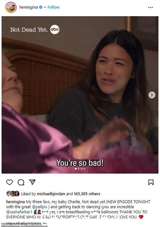 最喜欢的东西:她在 Instagram 上的旋转木马帖子展示了她在 ABC 上发布的新一集节目的预告片,以及一张她自己似乎正在母乳喂养她的孩子的自拍——她几乎完全看不见