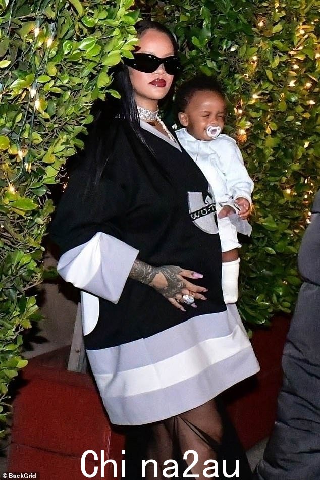 一切尽在细节之中:蕾哈娜 (Rihanna) 在她的个性造型中加入了钻石项链、黑色太阳镜和露趾高跟鞋