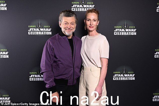Chirpy:Andy Serkis 和 Genevieve O'Reilly 合影时看起来精神很好