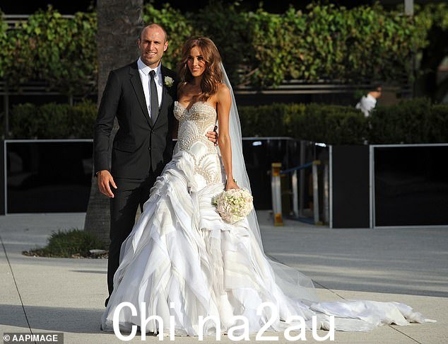 将品牌推向全球版图的新娘之一是 Bec Judd,她毫不掩饰自己与拥有该品牌的墨尔本女装设计师 Jacob Luppino 和 Anthony Pittorino 的恋情